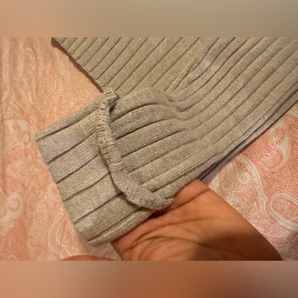 POOF APPAREL SOFT AND STRETCHY WOMEN V-NECK SWEATER SIZE M IN EXCELLENTCONDITION - Picture 4 of 11